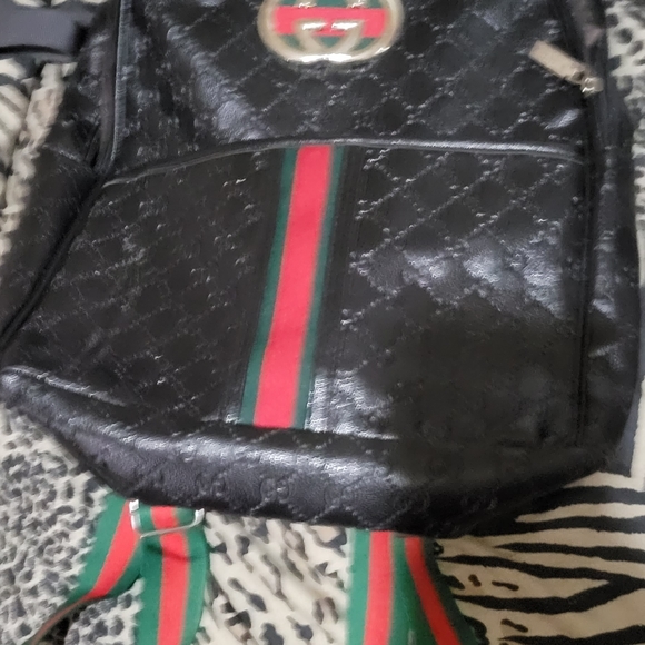 Women's purses 2 brand new Gucci is sold it won't let me delete it sorry new t - Picture 4 of 4